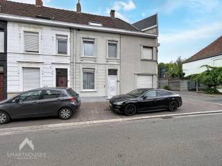 <p>Instapklare woning nabij scholen, winkels, het centrum en openbaar vervoer bestaande uit een inkom met bureel/polyvalente ruimte, gezellige leefruimte met eet-en zithoek, ruime keuken, afzonderlijk toilet en een onderhoudsvriendelijke stadstuin met uitweg via garage.</p>
<p>Op het 1<sup>ste</sup> verdiep zijn 2 slaapkamers, ingerichte badkamer (douche, toilet en lavabomeubel) en een vaste trap naar de 2<sup>de</sup> zolder die afgewerkt is met 3<sup>de</sup> slaapkamers en geïsoleerde zolder.</p>
<p>Extra troeven:</p>
<ul>
<li>Energiezuinig</li>
<li>Centrale ligging nabij allerlei faciliteiten</li>
<li>Regenwaterput</li>
<li>Parkeergelegenheid voor de woning</li>
<li>Uitweg via de tuin (garage)</li>
<li>Instapklaar</li>
</ul>
<p>Deze woning is te koop ZONDER makelaar via her concept van Smart Houses! Wenst U verdere inlichtingen of bezoek? Contacteer rechtstreeks de eigenaar via 0494/22.62.62</p>