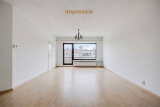 En entrant dans cet appartement du deuxième étage, vous pénétrez dans un hall d'entrée bien entretenu avec des armoires encastrées pratiques...