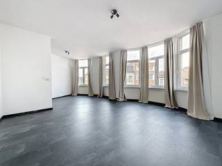 L'appartement est situé au deuxième étage et présente la configuration suivante :-Espace de vie spacieux (environ 28 m²) très lumineux grâce aux grandes fenêtres-Cuisine entièrement neuve avec réfrigérateur, congélateur, combiné micro-ondes/four, plaque à induction, hotte et nombreux rangements-Chambre 1 (environ 17 m²)-Chambre 2 (environ 15 m²)-Salle de bain rénovée avec lavabo simple, baignoire/douche, branchement machine à laver et sèche-linge, toilettesDétails :