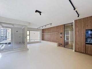 Langs de Kursaalstraat te Heist vinden we dit luxueus gerenoveerde appartement te koop. Het bevindt zich in een volledig vernieuwd, kleinschalig gebouw en geniet van een absolute toplocatie: vlakbij het Heldenplein, gezellige winkels, het openbaar vervoer en het strand van Knokke-HeistHet kloppend hart van het appartement te koop is de royale, lichtrijke leefruimte. Grote raampartijen overstromen de kamer met natuurlijk daglicht, wat zorgt voor een uitnodigend en volumineus ruimtegevoel. Deze aangename sfeer trekt zich naadloos door naar het aangrenzende terras, de ideale plek om te genieten van een zachte ochtendbries.De vloeiende overgang brengt u naar het private gedeelte, waar drie slaapkamers rust en sereniteit ademen. Elke kamer is hoogwaardig afgewerkt en flexibel in te richten als masterbedroom, thuiswerkplek of gastenkamer. De badkamer is ontworpen als een exclusieve rustruimte, uitgerust met een royale inloopdouche, een elegant ligbad en een smaakvolle dubbele wastafel.Dit is een instapklaar droominterieur waar luxe, licht en comfort samenkomen tot een unieke woonervaring. Ideaal voor wie op zoek is naar een instapklaar appartement in Knokke-Heist!Het EPC dateert nog van voor de renovatie.Contacteer Arne Vandierendonck voor meer informatie of een bezoek op 0493 25 35 85.Bestuursmaatregelen in het maatregelenregister: neeDeze AI-visualisaties zijn bedoeld als inspiratie. Er werd geen rekening gehouden met technische specificaties, stedenbouwkundige voorschriften of de concrete mogelijkheden tot realisatie.