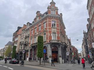 <p><strong>À la recherche d’un studio agréable dans un emplacement privilégié à Louvain ?</strong> Alors, ce joli studio situé au troisième étage vaut certainement le détour !<span></span></p>
<p>Le studio est aménagé de manière pratique et dispose de <strong>sa propre cuisine, d’un bureau et d’une mezzanine</strong>. Grâce à la présence d’un <strong>ascenseur</strong>, le logement est facilement accessible. Une <strong>machine à laver et un sèche-linge</strong> sont également disponibles dans la cave.</p>
<p>L’emplacement est un véritable atout : à <strong>quelques minutes à pied de la gare et de l’Oude Markt</strong>, vous profitez ainsi de tout ce que Louvain a à offrir à proximité immédiate.</p>
<p>💰 <strong>Loyer :</strong> 850 €/mois<br />➕ <strong>Provision :</strong> 90 €/mois pour les charges communes et les consommations (eau, chauffage et électricité)<br />📅 <strong>Disponible à partir du :</strong> 01/11/2026</p>
<p>Ne manquez pas cette belle opportunité et <strong>prenez rendez-vous dès aujourd’hui pour une visite !</strong></p>