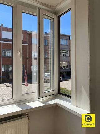 <p><span>This charming 2-bedroom apartment is located in the Oosterveld neighborhood. It’s a quiet area that’s still close to all major access roads. This way, you can enjoy ideal accessibility while still enjoying peace and quiet. With a comfortable floor area of 93 square meters, it offers the perfect combination of comfort and functionality for a small family or first-time buyers.</span></p><p><span> </span></p><p><span>We enter through a convenient entryway that leads directly into the living room. Thanks to its spacious layout, there’s plenty of room here for a dining table and a cozy sitting area.</span></p><p><span> </span></p><p><span>Adjacent to this is the kitchen. It is equipped with a sink and a gas stove. There are also practical cabinets, as well as connections for a washing machine and dishwasher.</span></p><p><span>The kitchen also provides direct access to the lovely, private garden.</span></p><p><span> </span></p><p><span>The apartment features two full-sized bedrooms. Thanks to the large windows, these rooms also enjoy plenty of natural light.</span></p><p><span> </span></p><p><span>The bathroom is neatly furnished with a sink and a modern shower stall.</span></p><p><span> </span></p><p><span>There is a separate toilet in the hallway.</span></p><p><span> </span></p><p><span>Costs and Availability</span></p><p><span>€ 825 / month</span></p><p><span>€ 175 / month (including water)</span></p><p><span>Available starting 10/01/2026</span></p><p><span> </span></p><p><span>Highlights</span></p><ul><li><span>Ground-floor apartment with garden</span></li><li><span>2 Full-sized bedrooms</span></li><li><span>Central yet quiet location</span></li></ul>