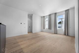 Wij stellen u graag dit exclusief gerenoveerde appartement voor op de Bondgenotenlaan in Leuven, een absolute topligging in het centrum. Het appartement bevindt zich in een karaktervol historisch gebouw met slechts 8 entiteiten en verwelkomt u via een statige inkomhal met authentieke details. Gelegen op de eerste verdieping biedt het een bewoonbare oppervlakte van ca. 68 m². Dankzij de uitzonderlijke plafondhoogte van meer dan 4 meter en de grote raampartijen geniet u van een indrukwekkend ruimtegevoel en veel natuurlijke lichtinval. De renovatie combineert hedendaags wooncomfort met zorgvuldig bewaarde originele elementen. De keuken is volledig uitgerust en praktisch ingericht. Verder is er een stijlvolle badkamer met douche, lavabo en toilet. Achteraan bevindt zich de slaapkamer, waar karaktervolle plafondaccenten het geheel extra uitstraling geven. Als bijkomende troef is er achteraan een uitzonderlijk ruime, gemeenschappelijke tuin, een zeldzaamheid op deze locatie. Kortom: een unieke woonkans op een toplocatie in Leuven, ideaal voor wie exclusief wil wonen of op zoek is naar een waardevaste investering. Interesse? Contacteer ons via 016 22 82 22 of info@homies.be.<br />