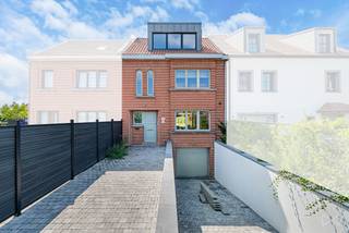 <p>Informatie & bezoeken: 02 315 51 71<br /><br />We Invest Brussels presenteert deze mooie, volledig gerenoveerde woning, gelegen in Steenokkerzeel, in een rustige en residentiële omgeving.<br /><br />Met een bewoonbare oppervlakte van 227 m² biedt de woning ruime vertrekken en een ideale indeling voor een gezin. De woning beschikt over 4 slaapkamers en een bureau, evenals voldoende bergruimte en een ruime wasruimte.<br /><br />De kelderverdieping beschikt over een garage van 34 m² en een kelder van 5 m². Buiten geniet u van een tuin van meer dan 600 m², met tal van mogelijkheden voor inrichting en de mogelijkheid om een zwembad te voorzien, mits de nodige vergunningen.<br /><br />De woning werd volledig gerenoveerd met kwaliteitsvolle materialen en wordt gemeubeld verkocht. Ze is instapklaar en er zijn geen werken meer nodig.<br /><br />Op technisch vlak beschikt de woning over een EPC-label C en een conforme elektrische installatie.<br /><br />De ligging biedt een aangename woonomgeving en bevindt zich bovendien nabij winkels, scholen, openbaar vervoer en belangrijke verbindingswegen.<br /><br />Een complete en zeldzame woning op de markt, ideaal voor een gezin dat op zoek is naar ruimte, comfort en een instapklare woning.<br /><br />Te bezoeken zonder uitstel!</p>