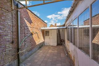 <p>Voor meer info of een bezoek, bel 053 59 49 31 - In het centrum van Erpe-Mere, op wandelafstand van winkels, scholen, horeca en openbaar vervoer, bevindt zich deze uitzonderlijk ruime woning met <strong>een bewoonbare oppervlakte van 250 m².</strong> Het gelijkvloers omvat een royale inkomhal die toegang biedt tot <strong>de lichtrijke leefruimte</strong>, een aparte keuken, een praktische wasplaats/berging, <strong>een inpandige garage </strong>en een extra bergruimte. Vooraan bevindt zich <strong>een commerciële ruimte met grote raampartijen</strong>, ideaal voor een vrij beroep of zelfstandige activiteit, perfect combineerbaar met wonen. Deze ruimte beschikt over een apart toilet. Buiten geniet u van een koer en een onderhoudsvriendelijke tuin. Op de eerste verdieping bevinden zich <strong>drie volwaardige slaapkamers</strong> en een badkamer met ligbad, lavabo en toilet. <strong>De zolder</strong>, bereikbaar via een uitvouwbare trap, en <strong>de kelder</strong> bieden extra opslagruimte. Voor de woning is er voldoende openbare parkeergelegenheid, een belangrijke troef voor bezoekers of klanten. Deze te renoveren eigendom biedt veel potentieel dankzij haar volumes, ligging en commerciële mogelijkheden. Ideaal voor gezinnen, zelfstandigen of investeerders.</p>