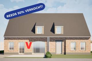 Langs de Westkerkestraat te Eernegem vinden we ter hoogte van nummer 153 deze rustieke nieuwbouwwoning terug op perceeloppervlakte van 470 m².<br /><br />De Westkerkestraat (N368) is een belangrijke verbindingsweg tussen het centrum van Eernegem en Westkerke. Alle nodige voorzieningen zoals bakker, beenhouwer, school, grootwarenhuis en apotheek bevinden zich op wandel- of fietsafstand.<br />Dankzij een nabijgelegen busknooppunt (lijnen 21 & 52) op slechts 150 meter, geniet u van een vlotte verbinding met Brugge en Oostende.<br /><br />Deze halfopen woning bestaat op de gelijkvloerse verdieping uit een inkomhal met apart toilet, een ruime leefruimte met open ingerichte keuken en daarnaast een ruime was-en bergruimte. <br />Op de eerste verdieping bevinden zich 3 slaapkamers, waarvan 1 met dressing, een ruime badkamer en een nachthal met apart toilet. Tevens beschikt deze woning over een zolder.<br />Overigens beschikt de woning over een ruime, westgerichte tuin en carport. <br />(Gvg, WgLk, Gmo, Gvkr, Vv) ~ E-peil: 30 ~ Ref. OU28291<br /><br />Vraag gerust naar ons lastenboek en een duidelijke prijsraming op kantoor.<br /><br />De woning wordt tot in de puntjes afgewerkt, waarbij u als klant volledige inspraak in de afwerking hebt. <br /><br />Dit ontwerp is op heden in vergunningsaanvraag bij de gemeente Ichtegem.<br />Verkopen kunnen nog niet worden gerealiseerd, een reservering maken is wel mogelijk.<br /><br />Residentie Vastgoed treedt niet op als bemiddelaar maar als verkoper van het onroerend goed.