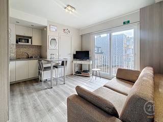 Ce studio est situé au deuxième étage de la résidence Le Bourget, au cœur de Westende Bad. Grâce à sa situation centrale, vous n'êtes qu'à quelques pas de la plage, de la mer et de divers établissements de restauration. Le studio a récemment été entièrement rénové, y compris la tuyauterie. Pendant des années, ce studio a été loué comme logement de vacances, ce qui a permis d'obtenir un rendement exceptionnellement élevé. La disposition du studio est la suivante : une salle de séjour, une cuisine et une salle de bains.<br />