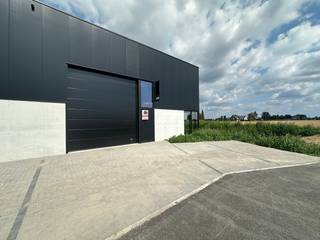 Nieuwbouw KMO-unit te huur met een oppervlakte van 180 m² en 2 privatieve parkeerplaatsen te huur. De casco magazijnruimte (brandklasse C) is...