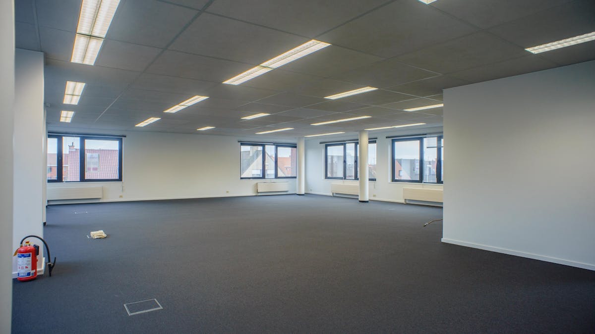 Instapklaar kantoor ca. 172 m² in het Clintonpark Roeselare - foto 4