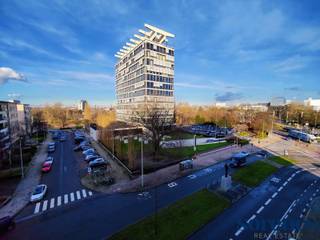 <p><strong>Cosy 2-slaapkamer appartement gelegen in de gegeerde tentoonstellingswijk vlakbij het groene Mastvest, openbaar vervoer, winkels, scholen, belangrijke in-en uitvalswegen, het centrum van de stad Antwerpen en het hippe Zuid. U kan genieten van een open aangenaam uitzicht en veel lichtinval.</strong><br /><br /><strong><span><u>INDELING:<br /></u></span><br /></strong>U komt het appartement binnen via de centraal gelegen INKOMHAL met vestiaire. Vooraan het appartement vinden we de lichte en gezellige LEEFRUIMTE (ca. 4,71m x ca. 6m). V<span>olledig geïnstalleerde KEUKEN (ca. 3,5m x ca. 2m) voorzien van opbergkasten en alle toestellen: een keramisch 4-vuur, dampkap, een vaatwasser, een koelkast met drie vriesvakken, een combioven. De keuken geniet daarnaast nog van een balkon.</span><br />De eerste SLAAPKAMER (ca. 3,5m x ca. 4,65m) is vooraan gelegen, achteraan vindt men de TWEEDE SLAAPKAMER (ca. 4,5m x ca 2,15m) die ook dienst kan doen als bureau. <br />Tussen beide slaapkamer bevindt zich de BADKAMER (ca. 1,70m x 2,5m) die voorzien is van een douche, een wastafel, toilet en aansluitingen voor een wasmachine en een droogkast. <br /><br /><strong><u><span>BIJZONDERHEDEN:</span></u></strong><br />- Gunstig EPC van 185 kWh/m²/jaar;<br />- Maandelijkse kosten van €225/ maand (provisie water-en verwarming; beheer en onderhoud van de algemene delen incl. lift);<br />- Privatieve kelderberging;<br />- Gemeenschappelijke fietsenstalling;<br /><br /></p>