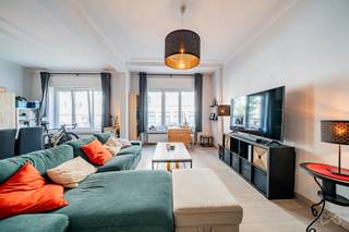 <h4>SCHAARBEEK – Appartement met 2 slaapkamers op het gelijkvloers en balkon – Smaragdlaan 71</h4>
<p>Gelegen aan de <strong>Smaragdlaan 71 in Schaarbeek</strong>, in een rustige en gegeerde residentiële wijk, dicht bij openbaar vervoer, winkels en met een vlotte verbinding naar het stadscentrum en de Europese instellingen, bevindt zich dit appartement met 2 slaapkamers op het gelijkvloers van een goed onderhouden mede-eigendom uit de jaren 60.</p>
<p>Het appartement onderscheidt zich door zijn <strong>ruime volumes</strong>, <strong>hoge plafonds</strong> en aangename lichtinval. Het bestaat uit een ruime woonkamer, twee slaapkamers, een keuken en badkamer die opgefrist kunnen worden, evenals een <strong>klein achterbalkon</strong>, ideaal om in alle rust van een buitenruimte te genieten.</p>
<p>Het gebouw beschikt over een <strong>lift</strong> en wordt professioneel beheerd.</p>
<h3>Troeven</h3>
<p>✔ Oppervlakte van ± 111 m²<br />✔ 2 slaapkamers<br />✔ Gelijkvloers appartement<br />✔ Klein achterbalkon<br />✔ Lift aanwezig<br />✔ Goed onderhouden gebouw uit de jaren 60<br />✔ Hoge plafonds<br />✔ Ramen met dubbele beglazing<br />✔ Veiligheidsdeur<br />✔ Elektrische installatie conform<br />✔ EPC: C-<br />✔ Keuken en badkamer op te frissen</p>
<p>Een eigendom met veel potentieel, ideaal voor een gezin, een eerste aankoop of als investering in een gegeerde buurt van Schaarbeek.</p>
<p><strong>Informatie en bezoeken: neem contact op met We Invest Brussel-Europe.</strong></p>
<p><strong>Frédéric Top – Vastgoedmakelaar</strong><br />📞 0472 34 44 08<br />✉️ frederic.top@weinvest.be</p>