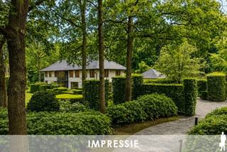 <strong>Exclusieve villa</strong> op toplocatie in <strong>Vriesdonk</strong>, gelegen op een perceel van ca. 6.411 m² met prachtig <strong>aangelegde parktuin</strong>.<br /><br />Deze <strong>uitzonderlijke villa</strong> bevindt zich in één van de <strong>meest gegeerde straten van Vriesdon</strong>k en geniet van een schitterende parktuin met vijver die <strong>volledige privacy</strong> garandeert. De woning verkeert in <strong>uitstekende staat van onderhoud</strong> en biedt royale leefruimtes, hoogwaardige afwerkingen en optimaal wooncomfort.<br /><br />Gelijkvloerse verdieping<br />- Via de imposante inkomhal op natuursteen, met een plafondhoogte van maar liefst 5 meter, betreedt u de woning. De hal beschikt over een vestiairekast, gastentoilet en een lift die alle niveaus verbindt (kelder tot eerste verdieping).<br />- De ruime leefruimte omvat een stijlvolle woonkamer van ca. 44 m² met gashaard en een aangename veranda/zithoek van ca. 28 m², beide met directe toegang tot de tuin. <br />- Aansluitend bevindt zich de elegante eetkamer van ca. 25 m².<br />- De royale <strong>leefkeuken </strong>van ca. 26 m² is uitgerust met kwalitatieve Miele-inbouwtoestellen, een gezellige ontbijthoek en biedt eveneens toegang tot het terras. <br />- Verder beschikt deze verdieping over een praktische bijkeuken van ca. 18 m² met wasvoorzieningen en een aparte dienstingang.<br />- Een absolute troef is het <strong>binnenzwembad </strong>van ca. 66 m², compleet met sauna, kleedruimte, douche en toilet. <br />- Daarnaast is er een vrijstaande dubbele garage van ca. 43 m², geschikt voor twee ruime wagens.<br /><br />Eerste verdieping:<br />- De ruime nachthal met ingemaakte kasten en apart nachttoilet geeft toegang tot de verschillende slaapvertrekken.<br />- De master suite bestaat uit een royale slaapkamer van ca. 26 m², een volledig ingerichte dressing en een luxueuze badkamer van ca. 13 m² met dubbele wastafel, inloopdouche en toilet.<br />- Verder zijn er drie ruime slaapkamers van respectievelijk ca. 18 m², 22 m² en 20 m², alsook een aparte douchekamer.<br />- Via een vaste trap bereikt u de zolderverdieping van ca. 84 m², die tal van mogelijkheden biedt.<br /><br />Troeven<br />- <strong>Topligging </strong>in één van de meest gezochte straten van Vriesdonk<br />- Perceel van ca. 6.411 m² met prachtig aangelegde parktuin en vijver<br />- Volledige privacy<br />- Binnenzwembad met sauna en wellnessgevoel<br />- <strong>Lift </strong>aanwezig<br />- <strong>Royale volumes en veel lichtinval</strong><br />- Uitstekend onderhouden villa<br />- Unieke residentiële ligging<br />- Airco in de slaapkamer(s)<br />- EPC B-label<br /><br />Stedenbouwkundige inlichtingen in aanvraag