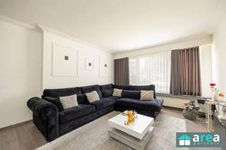 <p><span>Gelijkvloersappartement met 2 slpk. & tuin op centrale locatie!</span></p><p><span> </span></p><p><span>Ligging:</span><span> </span><span>Dit gelijkvloers appartement is gelegen op een uitstekende ligging aan de Ruggeveldlaan in Deurne.Op wandel- en fietsafstand bevindt zicht het prachtige Rivierenhof, ideaal voor sport en ontspanning. In de directe omgeving is een uitstekende bereikbaarheid van zowel openbaar vervoer als belangrijke invalswegen (Antwerpse Ring en E313). Supermarkten, scholen en lokale winkels zijn ook vlot bereikbaar.</span></p><p><span>Indeling:</span><span> U betreedt het appartement via de inkomhal van maar liefst 12 m² die direct toegang geeft tot alle ruimtes. Aan de voorzijde bevindt zich de royale, lichtrijke leefruimte (30 m²). De volledige ingerichte keuken (10 m²)bevindt zich aan de achterzijde, deze geeft ook toegang tot de tuin (20 m²). Verder zijn er 2 slaapkamers zowel een grote als een kleinere van respectievelijk 14 m² en 7 m². Tenslotte is de badkamer (5 m²) recent vernieuwd, deze omvat een douche, aansluiting tot wasmachine en een kast met lavabo en kastruimte. </span></p><p><span>Ideaal als eigen bewoning of als investering.</span></p><p><span>Grootste troeven:</span></p><p><span>- Lichtrijk</span></p><p><span>- Tuin</span></p><p><span>- Centrale locatie</span></p><p><span>- EK is conform</span></p><p><span>- Dubbel HR-glas</span></p><p><span>Voor meer informatie kan u terecht bij Area Partners: Info@area.be of 03/284.60.60</span></p><p><span> </span></p><p><span> </span></p>