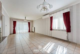Voor meer info en foto’s, surf naar www.swevers.be – Op een rustige locatie vlak bij het centrum van Zolder vind je deze instapklare, vrijstaande woning uit 1995 met een bewoonbare oppervlakte van 142 m². Dankzij de gelijkvloerse indeling, drie slaapkamers, ruime garage en extra opslagruimte biedt deze woning heel wat praktische mogelijkheden. De woonkamer en eetplaats vormen samen een aangename leefruimte van 30,40 m² en sluiten aan op de keuken van 11,70 m². Verder zijn er drie slaapkamers van 12 m², 12,25 m² en 6,30 m², een badkamer, apart gastentoilet en berging. Alle belangrijke woonfuncties bevinden zich op het gelijkvloers. Via een vaste trap bereik je de zolder, die mogelijkheden biedt voor een extra kamer, bureau of hobbyruimte. Daarnaast beschikt de woning over een kelder met aparte provisieruimte. De vrijstaande garage van circa 4,50 x 7,50 meter biedt plaats voor een wagen, fietsen en extra opslag. Doorheen de jaren werden verschillende vernieuwingen uitgevoerd, waaronder werken aan de veranda, woonkamer en airconditioning. De pvc-ramen zijn voorzien van hoogrendementsglas. Ook de ligging is praktisch: winkels, scholen, restaurants, openbaar vervoer en de snelweg bevinden zich op korte afstand. Het centrum van Zolder ligt op circa 1,5 km. Voor meer informatie, bel 011 255 155. Bron bewoonbare oppervlakte: EPC – verslag.
