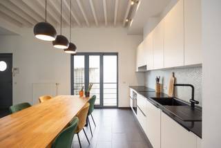 Localisation Ce duplex (118 m²) est situé Stijfselrui 47 en plein centre d’Anvers, à distance de marche de l’Eilandje et du MAS. Vous profitez...