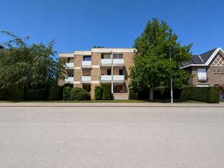 Op zoek naar een betaalbare woonst of een interessante investering? Deze verzorgde studio, gelegen nabij het centrum van Roeselare, biedt een praktische indeling en een uitstekende ligging.<br /><br />De studio omvat een inkomhal, een afzonderlijke badkamer met douche, toilet en lavabo, en een open leefruimte met woonkamer, slaapgedeelte en keuken. Dankzij het gunstige EPC-label B geniet je bovendien van een energiezuinige woonst. Daarnaast investeerde de mede-eigendom de voorbije jaren ook aanzienlijk in de opwaardering van het gebouw.<br /><br />De studio is momenteel verhuurd en biedt een mooi rendement voor investeerders. Hiervoor kan ook een rendementsrapport voor voorzien worden. <br /><br />Interesse? Neem gerust contact met ons op voor meer informatie of een bezoek ter plaatse: 0479 10 99 08