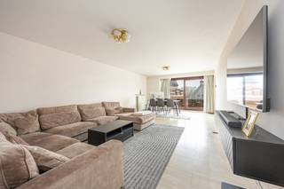 Lichtrijk, centraal gelegen 2-slpk.-appartement met terras en autostaanplaats (verplicht bij aan te kopen), vlakbij het station van...