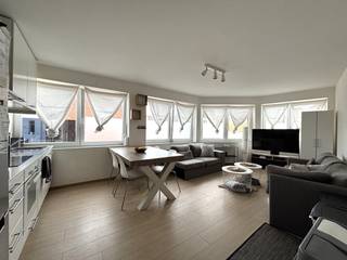 Dit aangename appartement is gelegen op een <strong>toplocatie in Burcht</strong>, met winkels, scholen en belangrijke invalswegen in de onmiddellijke omgeving.<br /><br />Bij het binnenkomen betreed je de inkomhal, die toegang biedt tot de verschillende ruimtes.<br />De <strong>leefruimte met open keuken</strong> vormt het hart van het appartement.<br /><br />Verder beschikt het appartement over <strong>één ruime slaapkamer</strong>.<br /><br />De <strong>badkamer </strong>is uitgerust met een douche, lavabomeubel en toilet en beschikt daarmee over alle nodige voorzieningen.<br /><br />Een extra troef is de <strong>privéberging </strong>op het gelijkvloers.<br /><br /><strong>Praktische informatie:</strong>
<ul>
<li>Beschikbaar vanaf 01/12/2026</li>
<li>Gemeenschappelijke kosten per maand: € 20,-</li>
<li>Huurwaarborg: 3 maanden huur (€2.550,-)</li>
<li>Combi ingaande + uitgaande plaatsbeschrijving: € 285,- incl. 21 % BTW (per partij)</li>
</ul>
Wil je dit pand bezoeken? Contacteer ons via 03/775.78.79.<br /><br />Neem voor ons volledig aanbod een kijkje op http://www.immoselekt.be