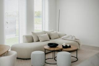 Instapklare woning te koop gelegen in een leuke buurt en de ideale uitvalsbasis in het centrum <br />van Vichte. Deze woning is volledig instapklaar:<br /><br />- 3 volwaardige slaapkamers<br />- eigen tuin met apart toegang achteraan inclusief grote stijlvolle tuinberging<br />- inpandige garage<br />- ruime badkamer met douche én bad<br />- volledig ingerichte keuken met kwalitatieve toestellen<br />- gebruik van duurzame technieken: zonnepanelen, warmtepomp en vloerverwarming<br />- volledig ingericht en geschilderd, dus je kan meteen verhuizen!<br />- unieke troef: deze woning kan aan 6% btw gekocht worden! Zo bespaar je al snel tienduizenden euro's op deze woning!<br /><br />Wens je graag een bezoek? Contacteer dan snel onze verkoopsadviseur Ben via ben@eribo.be of 0488/942.643!