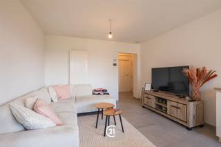 <p>Idéalement situé sur la place Heilig Hart à Bevegem, à quelques pas des écoles, des transports en commun et du centre de Zottegem, cet appartement rénové avec goût se trouve au troisième étage.</p><p>Le salon lumineux, ouvert sur la cuisine, offre tout le confort nécessaire à une vie agréable.<br />L'appartement dispose de deux chambres à part entière, d'une salle de bains avec douche et de toilettes séparées.</p><p>Parmi ses atouts supplémentaires, citons la cave privée et une place de parking individuelle à l'arrière de l'immeuble, comprise dans le loyer.</p><p>Agencement</p><p>* Hall d'entrée<br />* Salon spacieux<br />* Cuisine<br />* 2 chambres à part entière<br />* Salle de bains avec douche<br />* Toilettes séparées<br />* Débarras privé en sous-sol<br />* Place de parking privée<br />* PEP A</p><p>Informations pratiques</p><p>* Loyer : 780 €/mois<br />* Forfait charges : 40 €/mois<br />* Coût mensuel total : 820 €/mois<br />* Pas d'ascenseur dans l'immeuble.</p><p>Vous recherchez un appartement prêt à emménager, situé en centre-ville et à proximité de toutes les commodités ? Contactez-nous dès aujourd’hui pour plus d’informations ou pour organiser une visite.</p>