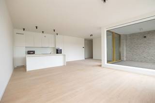 <p><span> </span></p><p><span>Zoek je een appartement met ruimte, licht en groen in de stad? Dan is dit nieuwbouwappartement precies wat je nodig hebt. Met een bewoonbare oppervlakte van ca 133 m², drie slaapkamers, hoge plafonds, overvloedig natuurlijk licht en een terras van 9m² vind je hier alles wat doorgaans moeilijk te combineren is. Nóg troeven: mogelijkheid om aan te kopen onder 6% btw,- (mits voldaan aan voorwaarden).</span></p><p><span> </span></p><p><span>Hoogwaardige afwerking</span><span><br />Reeds bij het binnenkomen merk je dat er veel aandacht is besteed aan afwerking en detail. De inkomhal leidt je naar het volledige appartement, waar een doorlopende houten parketvloer voor een warme en stijlvolle uitstraling zorgt. De open keuken is voorzien van kwalitatieve toestellen van Whirlpool, een inductiekookplaat en een elegant werkblad. Ze sluit aan op een lichtrijke woonkamer met grote ramen en moderne accenten, zoals zwarte inbouwspots. Het schuifraam opent naar het terras, waardoor binnen- en buitenleven moeiteloos in elkaar overvloeien.</span></p><p><span> </span></p><p><span>Drie slaapkamers en luxueuze badkamer</span></p><p><span>Via de nachthal bereik je de drie slaapkamers, elk met dezelfde parketvloer, aluminium ramen met hoogrendementsglas en ingebouwde ventilatie.  De badkamer straalt luxe uit met een inloopdouche voorzien van regenkop, dubbele wastafel, grote spiegel en terrazzo vloer- en wandtegels in steenlook. Daarnaast is er nog een aparte berging en een apart toilet aanwezig.</span></p><p><span> </span></p><p><span>Energiezuinig en modern</span><span><br />Dit nieuwbouwappartement is volledig afgewerkt en onmiddellijk beschikbaar. Met 6 zonnepanelen (2640 Wp) en hoogrendementsglas woon je hier toekomstgericht én energiezuinig.</span></p><p><span>Ondergrondse autostaanplaats aan te kopen voor € 28.200,-</span></p><p><span> </span></p><p><span>Rivierenhof om de hoek</span><span><br />Je woont hier ideaal, overal dichtbij en toch heerlijk rustig en groen. Het prachtige Rivierenhof, het grootste park van de stad, ligt op amper een paar minuten wandelen. Binnen een straal van nog geen 500 meter zijn liefst vier supermarkten. Ook heel wat buurtwinkels zijn vlakbij. Met de fiets, de bus of de tram sta je snel in de stad, met de auto sta je zo op de autostrade. Door de vernieuwing van de Wouter Haecklaan bevindt je je in het groen. </span></p><p><span><br /><br /></span></p><p><span> </span></p><p><span> </span></p>