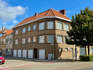 Voor de investeerders is dit een mooie kans als project. Dit gebouw is voorzien van 5 garages, 2 appartementen en mits plaatsen van een vaste trap...