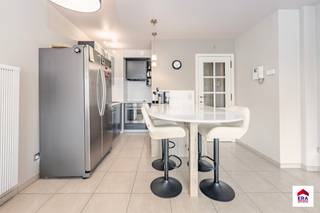 <p>Te koop: verzorgd appartement in het centrum van Nieuwpoort, op de Albert I laan, nabij openbaar vervoer.<br />Optie tot aankopen garage in de residentie! <br />Bijhorend zwembad aan de residentie! </p>

<p>Dit appartement (bouwjaar 2002) biedt een comfortabele indeling en een uitstekende ligging. Het zongerichte terras is ideaal om te genieten van de buitenlucht, terwijl de rustige ligging zorgt voor een aangename woonervaring. De goede constructie garandeert duurzaamheid en kwaliteit. Gelegen in het hart van Nieuwpoort, met winkels en voorzieningen op wandelafstand.</p>

<p> </p>

<p>Belangrijkste ruimtes:<br />• Living met veel lichtinval en directe toegang tot het terras<br />• Keuken met functionele indeling<br />• Slaapkamer met ruimte voor een dubbel bed<br />• Badkamer met douche en wastafel<br />• Apart toilet<br />• Inkomhal<br />• Zongericht terras</p>

<p> </p>

<p>Troeven:<br />• Zongericht terras<br />• Rustige ligging<br />• Goede constructie</p>

<p> </p>

<p>Neem vandaag nog contact op met je ERA-makelaar voor een bezoek.<br />058 222 222 of op gert@eraservimo.be<br />JOUW DROOMAPPARTEMENT. ZO GEVONDEN!</p>