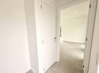 Vous recherchez un bâtiment mitoyen moderne et prêt à emménager dans un endroit facilement accessible ? Cette maison neuve récemment achevée allie un excellent score énergétique à un aménagement extrêmement confortable. Situé sur la Meldertsebaan à Lummen, vous bénéficierez d'un emplacement très central avec une connexion facile vers le centre et les municipalités environnantes. Les écoles, les magasins et les transports en commun sont littéralement à deux pas de la maison. Une opportunité unique pour ceux qui souhaitent louer confortablement avec toutes les commodités à portée de main, tout en profitant de leur propre coin de repos dans le jardin situé derrière.<br /><br />Disposition :<br /><br />Rez-de-chaussée :<br /><br />- hall d'entrée<br />- salon<br />- cuisine<br />- toilettes<br />- rangement<br />- jardin avec terrasse<br /><br />Étage +1 :<br /><br />- 3 chambres<br />- salle de bain<br />- rangement<br /><br />Informations supplémentaires :<br /><br />- Surface de la terrasse 21 m²<br />- étage supérieur avec climatisation<br />- Étiquette EPB : A+ <br /><br />Remarque importante concernant les photos :<br />Les photos présentées ont été prises dans la maison numéro 157. Les unités actuellement disponibles à la location sont les maisons numéro 159 et numéro 161. Bien que ces maisons aient essentiellement des finitions identiques (ou soient construites dans un miroir), les photos peuvent différer légèrement de la réalité en termes de détails. Par exemple, l'arbre du jardin sur la photo ne fait pas partie des maisons actuellement à louer.<br /><br />Le moyen le plus rapide pour visiter cet appartement ? Demandez votre visite via le bouton rouge de notre site Web (www.dewaele.com).<br /><br />Les rendez-vous ne peuvent pas être pris par téléphone. Si vous avez d'autres questions, vous pouvez nous contacter par téléphone au 011 30 50 50.<br /><br />À bientôt !