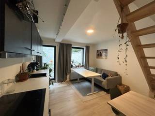<p>*Energetische renovatie opbrengstpand 2022*<br /><br />Volledig verhuurd recent opbrengstpand gelegen op een uiterste gegeerde locatie namelijk in de Jozef II straat te Leuven. Deze straat is een sypathiek rustig straatje en vormt de verbinding tussen de Arnould Nobelstraat en de Maria Theresiastraat. Het pand onderging een energetische renovatie in 2022 en omvat het volgende: 3 studentenkamers eigen sanitair, een duplex studio met buitenruimte en een gemeenschappelijke keuken.<br /><br />Totaal: 2808,70 euro/ maand = 33.704 euro/ jaar<br />Netto rendement 3,33%<br />Bruto rendement: 3,77%<br /><br />Meer informatie of een bezoek ter plaatse? Contacteer onze expert investeringsvastgoed Jacky: jacky@connect-immo.be of 04 95 53 46 49<br /><br />wgsche, vg, gdv, gvkr, gvv<br />EPB Startverklaring</p>