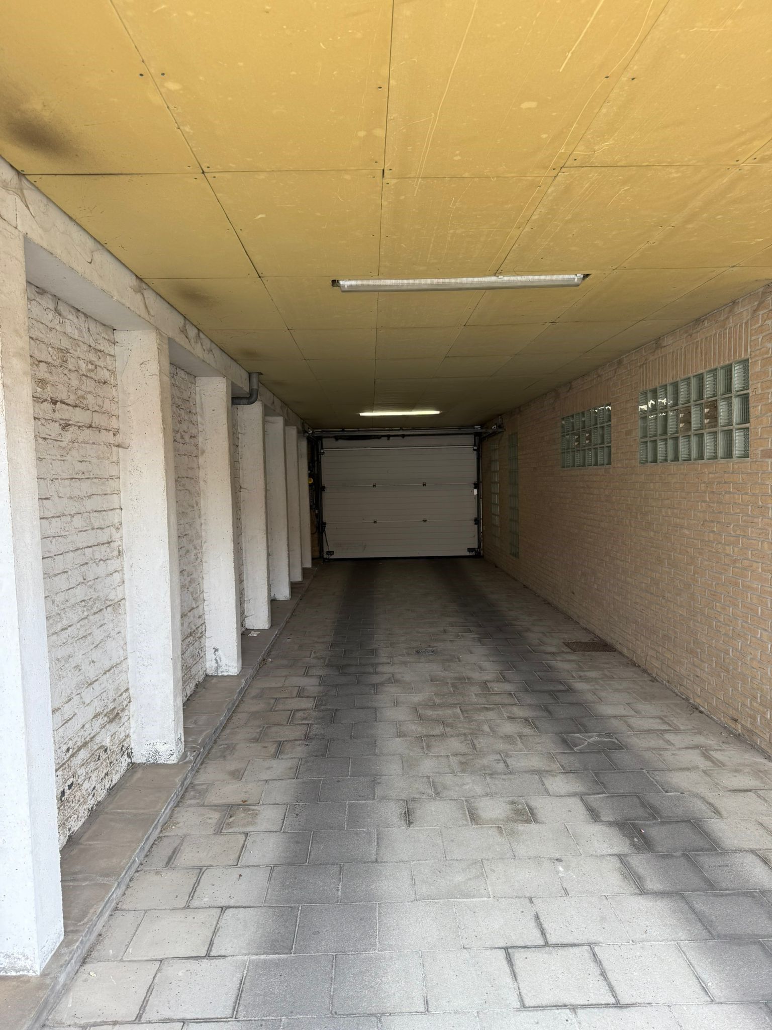 GARAGEBOX gelegen in afgesloten garagecomplex te Mariakerke, Oostende. - foto 2