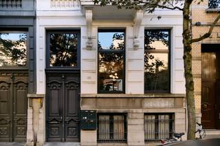 <p>Duplex appartement in oud herenhuis op 't bruisende Zuid</p><p>Op zoek naar een stijlvol en instapklaar appartement op een absolute toplocatie in Antwerpen? Deze duplex in de Karel Rogierstraat tussen de Volkstraat en de Marnixplaats, midden in het levendige Zuid, combineert comfort, karakter en ruimte.</p><p>De hoge plafonds op de bovenverdieping met de ruime living met grote ingebouwde wandkast en eetruimte zorgen voor een ruimtelijk gevoel, zonder inkijk van overburen. Het ruime terras naast de moderne keuken is daarnaast een plaats van licht en rust in de stad en een perfecte plek om met vrienden of familie te barbecuen.</p><p>Beneden zijn er twee slaapkamers, beide met ingemaakte kasten, en een bureau en/of opbergruimte. Door de ligging van het sous-terrain, is je slaapcomfort verzekerd. Bovendien is er een tweede buitenruimte onder het terras naast de master-bedroom die bijvoorbeeld ingericht kan worden als hobby ruimte.</p><p>Lage vaste kosten door eigen beheer van de VME.</p><p>Een reeks meubels zijn optioneel over te nemen. Huidig vermeld EPC attest is van 2014, vernieuwd EPC attest voor verkoop is in opmaak.</p><p>Wens je een bezoek in te plannen, gelieve dan in te schrijven op één van de kijkdagen op zondag 25/10 of zondag 18/11 telkens van 13:00 tot 17:00 via deze link: https://limiter.addonforge.com/limiter?formId=1FAIpQLSdz1GvYZlLvXNbQ9II3OCH1ta7z4rdZKZbC7pmtXfEcbveW3A</p><p>Of neem contact op:</p><p>Akte mogelijk vanaf 31/12/2026.</p><p>Geen immo.</p>