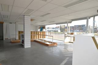 Op te frissen handelsruimte, goed gelegen op de hoek van de Tijdokstraat en de Kustlaan te Zeebrugge met grote zichtbaarheid en veel passage.Met een...