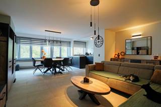 Op zoek naar een instapklaar appartement op een uitstekende locatie? Dan is dit volledig gerenoveerde appartement precies wat u zoekt. Gelegen op de bovenste verdieping van een kleinschalig gebouw, geniet u hier van rust, veel natuurlijk licht en een aangename woonomgeving.<br />Bij het binnenkomen wordt u verwelkomd in een ruime en lichtrijke leefruimte met een moderne open keuken. Dankzij de open indeling ontstaat een gezellige en ruimtelijke sfeer.<br />Het appartement werd in 2021 volledig vernieuwd en is afgewerkt met oog voor comfort en kwaliteit. Verder beschikt het over twee volwaardige slaapkamers, een stijlvolle badkamer , een apart toilet en een aangenaam terras.<br />Een bijkomende troef is de ruime berging op de gelijkvloerse verdieping, die heel wat extra opbergruimte biedt en waar een ruimte is voorzien voor wasmachine en droogkast. Verder is er ook een gemeenschappelijke koer wat ideaal kan zijn voor het stallen van fietsen of vuilbakken. <br />De ligging is zonder twijfel een van de sterke punten van dit appartement. Op een steenworp van het prachtige Rivierenhof geniet u van een groene omgeving met tal van wandel-, fiets- en recreatiemogelijkheden. Bovendien bevindt u zich op korte afstand van het centrum van Antwerpen en zijn winkels, openbaar vervoer en scholen vlot bereikbaar. <br />Kortom, een lichtrijk, instapklaar appartement met twee slaapkamers, een terras en een uitstekende ligging, ideaal voor wie comfortabel wil wonen in een groene én centrale omgeving.<br />referentie: 5702