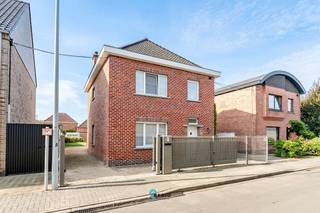 Uitzonderlijk gunstig gelegen op slechts 100 m van het station van Landegem.<br />Naast de vele praktische voordelen eigen aan het wonen op wandelafstand van het treinstation,<br />heeft Landegem werkelijk alles te bieden wat een actief gezin zich maar kan wensen nabij de eigen thuis.<br /><br /><u>Enerzijds de directe nabijheid</u> van alle mogelijke diensten, winkels, supermarkt, schooltjes, opvang, bibliotheek, jeugdbeweging, sporthal en recreatie.<br />Daarnaast liggen om de hoek vaak bezochte wandel- en fietsroutes, zoals “De Vallei van de Oude Kale”.<br /><br /><u>Anderzijds is de vlotte verbinding </u>met talrijke verbindingswegen en in het bijzonder het openbaar vervoer eigen aan Landegem.<br />Naast de centra van Deinze en Aalter genieten we van een uitzonderlijk gunstige verbinding met Gent-centrum, en dit zowel met de wagen als met de fiets.<br /><br />Deze<u> halfopen gezinswoning</u> vinden we in een rustige straat met eenrichtingsverkeer.<br />De woning is steeds perfect onderhouden en bewoonbaar, doch op heden<u> te renoveren en te vernieuwen naar hedendaagse wensen en normen.</u><br /><br />Het perceel is volledig afgesloten en vooraan voorzien van een elektrisch bediende poort met parlofoon.<br /><br />Op het gelijkvloers omvat deze praktisch ingedeelde woonst vooraan de inkomhal/trappenhal.<br />Deze leidt naar de woonkamer met vooraan de eetplaats en aansluitend de zithoek, die voorzien is van een pelletkachel.<br /><br />In 1995 werd een renovatie uitgevoerd waarbij een leefkeuken met eetgelegenheid werd ingericht, die ook toegang biedt tot de provisiekelder.<br />De achterinkom doet dienst als ruime wasplaats met een apart toilet en een douchekamer.<br /><br />Naast voldoende woonruimte is hier ook aan de praktische noden van een gezinswoning gedacht.<br />Zo vinden we achteraan aansluitend een ruime garage en een extra berging/atelier, bereikbaar via de straatzijde (doorrit slechts 2 m breed).<br />Deze extra ruimtes kunnen verder ingericht worden volgens de eigen specifieke noden en wensen.<br /><br />Op de eerste verdieping verbindt de nachthal twee ruime slaapkamers, één kleinere (slaap)kamer en badkamer voorzien van een bad/douchecombinatie, lavabo en toilet.<br /><br />Verder is er via een zolderluik toegang tot een ruime zolder, die nog uitbreidingsmogelijkheden biedt.<br /><br />Achteraan bevindt zich de <u>zongerichte (ZW) achtertuin </u>met een totale oppervlakte van 549 m²,<br />waar je met gezin, familie en vrienden kunt genieten en onthaasten na een drukke werk- of schooldag.<br />De tuin heeft een perfecte breedte-diepteverhouding, en zal zowel in smaak vallen bij een publiek met groene vingers, als bij deze die liever opteren voor een onderhoudsvriendelijke tuin.<br /><br /><u>De vooropgestelde richtprijs voor dit totaalplaatje bedraagt 345.000 euro.</u><br />Neem hier contact; <u>Regio Vastgoed bezorgt een volledig dossier.</u> <br />De<u> eerste bezoekdag wordt voorzien Donderdag 24/09, </u>reserveer vandaag nog jullie bezoekmoment. <br /><br />Wij kijken er alvast naar uit jullie te mogen ontvangen in deze uitzonderlijk veelzijdige gezinswoning!<br />Wie weet wordt dit jouw toekomstige thuis?