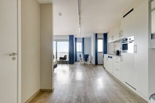 Deze moderne, instapklare studio met frontaal zeezicht, heeft een uitstekende locatie vlakbij het strand en het centrum.<br />Deze werd volledig gerenoveerd in 2020.<br /><br />De indeling is als volgt: de leefruimte, met open keuken voorzien van alle comfort, slaapgedeelte en de badkamer, deze is voorzien van een inloopdouche, wastafel en toilet.<br />Vanuit de leefruimte heb je rechtstreekse toegang tot het terras met zeezicht.<br /><br />De studio wordt verkocht onder de formule van erfpacht. Dit biedt verschillende voordelen, zoals een lagere aankoopprijs gezien de grond niet aangekocht wordt. Voor het gebruik van de grond betaalt de erfpachter aan de grondeigenaar een jaarlijkse som geld, ook wel canon genoemd. Deze canon is fiscaal aftrekbaar.<br /><br />Momenteel wordt de studio verhuurd via een hotelpoule die de suite verhuurt op vakantiebasis, waarop de eigenaar een percentage van de winsten verkrijgt. Het is ook mogelijk om zelf de suite te reserveren voor eigen gebruik.<br /><br />Het is niet mogelijk zich hier te domiciliëren, het appartement kan enkel gebruikt worden als vakantieverblijf.<br /><br />Een verzorgde studio met zeezicht en alle comfort op een uitstekende locatie.<br />Bel ons op 03/775.78.79 voor een bezoek!<br />Ben je ook van plan jouw eigendom te verkopen? Maak een afspraak voor een gratis schatting, wij maken er samen een succesverhaal van.