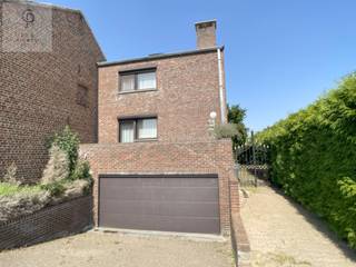 Als je van rust houdt, dan hebben we hier voor jou de perfecte locatie.<br />De woonst is gelegen in landschappelijk waardevol agrarisch gebied. Het hoeft dus geen betoog dat je hier volledig tot rust kan komen.<br />En toch.... ben je slechts op een boogscheut verwijderd van Stad Sint-Truiden, Tienen, Landen en het historische Zoutleeuw.<br />De woonst straalt vooral rust en gezelligheid uit.<br />Wanneer je via de hal, de leefruimte betreedt, zal je meteen versteld staan van de grootsheid ervan. Het knusse van het salon situeert zich een aantal trapjes hoger, waar je kan genieten van een houthaard.<br />De leefruimte die ongeveer 50 vierkante meter groot is, geeft meteen een aansluiting tot de ruime keuken, die zicht geeft op de veranda en de tuin.<br />Via de berging, aangrenzende aan de keuken, begeven we ons meteen naar de veranda en de immense kelderverdieping. Het is echt een "wauw"kelder, met diverse ruimtes, en een super ruime garage.<br />De indeling van de woning is toch wel vrij specifiek en heel speciaal. Via een trap in de leefruimte bereiken we een tussenverdieping in mezzaninestijl. Hier is het echt aardig vertoeven, gezien je perfect in contact blijft met hetgeen onderaan gebeurt. Als bureau of speelruimte is dit een toplocatie, vooral door het zonneterras eraan verbonden. Op diezelfde verdieping wandelen we verder naar de badkamer en de slaapkamer.<br />Nog enkele stappen hogerop treffen we nog twee ruime slaapkamers die zich bevinden onder de dakverdieping. <br />Zoals je weliswaar uit de tekst kan vernemen, is dit pand perfect voor een groot gezin, gezien de vele ruimtes en de tuin.<br />Bij interesse, mag je ons steeds mailen voor een afspraak. Wij nemen nadien graag meteen contact met je op voor een bezichtiging.