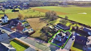 Op een boogscheut van het centrum van Kruishoutem treffen we deze alleenstaande eigendom aan! Gelegen in de nabijheid van allerlei handels- en horecazaken, scholen, openbaar vervoer en op slechts 2 minuten van de E17. <br /><br />Bij binnenkomst betreed je de ruime inkomhal, die toegang biedt tot de ruime woon- en leefruimte. Deze geeft toegang tot de keuken en de veranda, waar je een overzicht hebt op de tuin. Op de bovenverdieping leidt de nachthal naar <strong>3 zeer ruime slaapkamers </strong>en een badkamer.<br /><br />De woning beschikt daarnaast over een ruime droge kelder, die ideaal is als extra opslagruimte. Op het gelijkvloers bevindt zich tevens een ruime slaapkamer, praktische berging/wasplaats, ruime garage en werkplaats.<br /><br />Interesse? Contacteer Kyamo: 0479 06 13 71