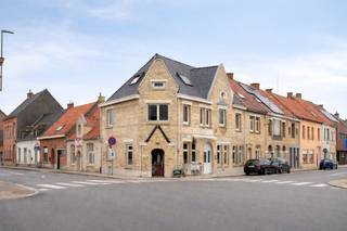 Bent u op zoek naar een handelshuis met woonst (5 slaapkamers)? Ontdek dan deze opportuniteit in centrum Ledegem. Een bruikbare vloeropparvlakte...