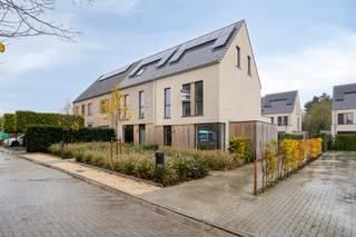 <p><strong>Hof van Hoet: </strong>kleinschalig <strong>woonerf </strong>met <strong>6 nieuwbouwwoningen</strong> in het centrum van <strong>Minderhout.<br /><br />LAATSTE 2 WONINGEN BESCHIKBAAR! <br /><br />Bijzonderheden:<br /></strong>- E-peil &lt; 0!<br />- Wordt verhuisklaar opgeleverd<br />- Geothermische warmtepomp (verwarmen en koelen)<br />- 16 zonnepanelen per woning<br />- Automatische regenwaterrecuperatie<br />- Parkeerplaats inbegrepen in de vraagprijs<br />- Aankoop aan 6% btw mogelijk als u aan de voorwaarden voldoet*<br /><br />meer informatie: contacteer ons kantoor op 03 314 52 10 of saidja.de.vrij@deboerenpartners.be</p>