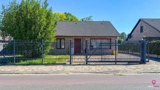 <p>Instapklare bungalow met 5 slaapkamers op toplocatie in Heusden-Zolder!<br /><br />Deze goed onderhouden bungalowwoning uit 1992 is gelegen op een mooi perceel van 10a34ca in een rustige en gegeerde buurt van Heusden-Zolder. Dankzij de uitstekende ligging bevindt u zich op wandelafstand van winkels en in de onmiddellijke nabijheid van scholen en het ziekenhuis.<br /><br />Bij het betreden van de woning komt u terecht in de inkomhal. Aan de rechterzijde bevindt zich de lichtrijke woonkamer. Verder in de hal is er een trap naar de bovenverdieping en een doorgang naar de keuken, die bereikbaar is via de technische ruimte.<br /><br />Aan de linkerzijde van de hal vindt u een gastentoilet, een ruime badkamer en drie comfortabele slaapkamers.<br /><br />De bovenverdieping biedt nog twee extra slaapkamers en een bijkomende doucheruimte, ideaal voor grotere gezinnen of als hobby-/werkruimte.<br /><br />De woning beschikt over een EPC-label D, wat betekent dat er geen renovatieverplichting van toepassing is.<br /><br />Buiten geniet u van een ruime, verzorgde tuin en een praktische garagebox.<br /><br />Pluspunten:<br />- Instapklaar;<br />- 5 slaapkamers!<br />- EPC label D (geen renovatieverplichting);<br />- Ruim perceel van 10a34ca;<br />- Rustige en centrale ligging;<br />- Nabij winkels, scholen en ziekenhuis;<br />- Garagebox en grote tuin.<br /><br />Maatregelen opgenomen in het Maatregelenregister: nee<br /><br />Voor een bezichtiging of meer informatie; Bel ons op 078/78.78.70 of kom gewoon langs op ons kantoor, u bent steeds welkom!</p>