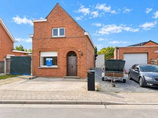 Vrijstaande woning met tuin op een rustige ligging<br />Op zoek naar een woning die je volledig naar eigen smaak kunt afwerken? Deze vrijstaande woning in casco staat biedt heel wat mogelijkheden voor wie graag zijn eigen woonideeën wil realiseren.<br />De woning bevindt zich op een mooie, rustige ligging in een doodlopende straat. Hier geniet je van weinig doorgaand verkeer, de nodige privacy en een gezellige tuin waar het heerlijk vertoeven is.<br />De woning wordt aangeboden in casco staat, waardoor je de verdere afwerking volledig zelf kunt bepalen.<br />Belangrijk om te weten: voor de woning loopt momenteel een vergunningsaanvraag die nog niet werd goedgekeurd. Volgens de huidige informatie zouden nog enkele aanpassingen nodig zijn om het dossier verder in orde te brengen. De uiteindelijke goedkeuring blijft afhankelijk van de bevoegde instanties.<br />Een interessante opportuniteit voor wie op zoek is naar een vrijstaande woning met potentieel, een aangename buitenruimte en de vrijheid om er een eigen thuis van te maken.<br />Benieuwd naar de mogelijkheden van deze woning? Neem gerust contact met ons op voor meer informatie of een bezoek ter plaatse.
