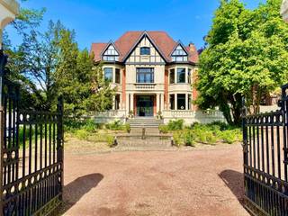 Magnifique maison de campagne authentique, entièrement rénovée, située au calme en pleine verdure.<br /><br />Maison de campagne construite en 1928 pour la famille Cambier, conçue par l’architecte Theofiel Desmet. Rénovée avec les plus beaux matériaux.<br />Une opportunité unique. Idéale comme B&amp;B de luxe ou comme splendide maison familiale.<br /><br />La propriété se compose de 5 chambres agréées, chacune avec sa salle de bain LUXE, ainsi que d’un logement privé, d’une cave, d’une magnifique terrasse offrant une vue imprenable sur la nature, d’une allée et d’un beau jardin.<br />Domaine entièrement clôturé, équipé de caméras de surveillance, parking et local vélos.<br /><br />Visite sur rendez-vous avec Immo Beguin : yves@immobeguin.be ou 0475 32 70 42.