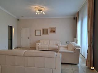 <p><span>Gelijkvloers appartement gelegen pal in het centrum van Borgloon.</span><span><br /><br />Alle voorzieningen zijn op wandelafstand.</span><span> </span><span>Denken we maar aan winkels, openbaar vervoer, <br />restaurants, cafeetjes, recreatieve mogelijkheden, etc... <br /></span><span><br />Parkeergelegenheid in de aanpalende straat en er is een gratis stadsparking op wandelafstand.<br /><br />Het appartement deelt een aparte ingang met nog 1 ander appartement.<br /><br />Men komt binnen in de lichtrijke leefruimte met hoge plafonds. Aansluitend treft men het <br />keukengedeelte, uitgerust met kwalitatieve AEG toestellen (koelkast, oven met stoom-functie, <br />afwasmachine en een inductiekookplaat met dampkap).<br />Aansluitend is er een ruime berging, voorzien van kasten en rekken en een waterontkalker.<br />In deze berging treft men ook de aansluiting voor een wasmachine.<br /><br />In de nachthal kan men een vestiaire ruimte creëren.<br />Via de hal treft men de 2 slaapkamers, de badkamer en een apart toilet.<br />De badkamer is voorzien van een douche met massagestralen en een enkele lavabo <br />met veel opbergruimte.<br />De 2 slaapkamers zijn voorzien van kleerkasten.<br /><br />Het aangenaam zonnig terras aan de achterzijde van het gebouw kan men bereiken via<br />beide slaapkamers. <br /><br />Alle ramen zijn voorzien van elektrische rolluiken (straatzijde kan automatisch ingesteld worden).<br />Lichtarmaturen, vliegenramen en gordijnen werden reeds voorzien.<br /></span><span><br />Algemene informatie:</span><span><br />Huurprijs: 795 euro/maand<br />Algemene onkosten: 60 euro/maand <br />Vrij vanaf: onmiddellijk<br />EPC-waarde: Label C <br />Huisdieren: niet toegelaten</span></p>