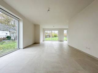 Vlak naast het groene Hollebeekpark, heeft Hectaar deze halfopen nieuwbouwwoning ter beschikking. Hier geniet je van energiezuinig comfort én een unieke ligging: op slechts vijf minuten van het centrum van Merelbeke, met een wandelpad naast de woning dat rechtstreeks uitgeeft op het achterliggende natuurgebied.<br /><br />Deze moderne woning is gelegen op een perceel van 491 m² en biedt een bewoonbare oppervlakte van 161 m². Lot 01 is volledig instapklaar – inclusief schilderwerken, verlichting, laminaat op de slaapkamers en nachthal en aanleg oprit/terras. Kortom: verhuizen en genieten!<br /><br /><strong>Indeling van de woning lot 01; </strong>
<ul>
	<li>Gelijkvloers; Inkomhal met gastentoilet, lichtrijke leefruimte met open keuken (41m²), ruime inpandige garage (20m²)</li>
	<li>Verdieping; nachthal met apart toilet, 3 slaapkamers (15m² - 14,44m² - 13,8m²) en badkamer met ligbad, douche en dubbele lavabo (11,75m²)</li>
	<li>Zolder; extra uitbreidingsmogelijkheden</li>
</ul>
<strong>Troeven van deze woning:</strong>

<ul>
	<li>Energiezuinig;</li>
	<li>Vloerverwarming op het gelijkvloers;</li>
	<li>9 zonnepanelen inbegrepen in de prijs</li>
	<li>Regenwaterput 7.500l aangesloten op toiletten/wasmachine/buitenkraan</li>
</ul>
Ben je op zoek naar een nieuwe thuis die écht af is? Neem dan snel contact op voor een bezoek!