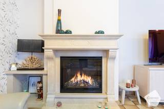 Deze <strong>PRACHTIGE LANDELIJKE WONING </strong> is gelegen op een royaal perceel van maar <strong>liefst 1104 m²</strong> een rustige en groene omgeving in het <strong>gegeerde Ruddervoorde</strong>. Een ideale plek voor wie houdt van ruimte, privacy en landelijke charme.<br />De woning verwelkomt je met <strong>lichtrijke leefruimtes en een warme, authentieke uitstraling, perfect in balans met hedendaags comfort</strong>. De gezellige leefruimte en keuken nodigen U uit tot ontspannen wonen en genieten met familie en vrienden.<br /><br />Buiten strekt <strong>een ruime, groene tuin </strong>uit die tal van mogelijkheden biedt: ontspannen in alle rust, spelen met de kinderen, tuinieren of gezellig tafelen in de zon steeds met een open zicht op het omliggende groen.<br /><br /><strong><u>Indeling van de woning:<br />Gelijkvloers:</u></strong>
<ul>
<li>Inkom;</li>
<li><strong>Lichtrijke leefruimte </strong>met gashaard <strong>in marmeren schouw</strong>;</li>
<li>Ingerichte keuken met keramische kookplaat, oven, dampkap, ingebouwde frigo en er zijn veel ingemaakte kasten;</li>
<li>Veranda aan de keuken <strong>(24 m²);</strong></li>
<li>Berging/Wasplaats;</li>
<li>Apart toilet;</li>
<li>Slaapkamer op het gelijkvloers;</li>
<li><strong>Vernieuwde badkamer</strong> met regendouche en dubbele wastafel in meubel en toilet;</li>
<li>Atelier <strong>(24 m²)</strong>;</li>
<li>Exclusieve overdekte lounge;</li>
<li>Tuinhuis/ Tuinberging <strong>(12 m²);</strong></li>
<li>Parkeerruimte met verschillende parkeerplaatsen;</li>
<li>Magnifieke uitgestrekte tuin met zicht op de velden.</li>
</ul>
<strong><u>Eerste verdieping:</u></strong>
<ul>
<li>3 MOOIE slaapkamers <strong>(14m², 8,50m² & 9,45m²);</strong></li>
<li>Aparte berging.</li>
</ul>
<strong><u>Zolder;</u></strong>
<ul>
<li>Zolderruimte.</li>
</ul>
<u><strong>Troeven:</strong></u>
<ul>
<li>Goedkeurde elektriciteit;</li>
<li>Regenwaterput <strong>10.000 liter</strong>;</li>
<li>Geen renovatieverplichting want <u><strong>EPC Label C</strong></u>;</li>
<li>Zonnepanelen;</li>
<li>Rustige straat en een landelijk gevoel.</li>
</ul>
<br />Wenst U meer informatie of een bezoek aan de woning contacteer ons gerust via : <strong>oostkamp@caenen.be</strong><br /><br /><br />