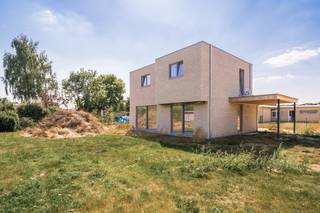 Deze nieuwbouwwoning in afwerkingsfase met moderne architectuur is gelegen in een rustige omgeving nabij het dorp van Sleidinge. Het perceel...