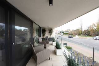 <p><span>Ruim NIEUWBOUW twee slaapkamer appartement op de 1ste VERDIEPING in het centrum van Schilde!</span></p><p><span>In een modern gebouw met lift bevindt zich dit appartement op de eerste verdieping, omvat inkomhal met ruimte voor een vestiairekast, gastentoilet, leefruimte met veel lichtinval en een groot schuifraam dat toegang geeft tot het mooi breed terras van 16m², open keuken met de nodige toestellen, aansluitend aan de keuken is er een ruime berging/wasplaats, twee slaapkamers waarvan de grootste slaapkamer met een ingerichte badkamer met lavabo meubel en douche en een tweede slaapkamer met een ensuite douchekamer.</span></p><p><span>De ondergrondse parking zorgt ervoor dat thuiskomen in alle comfort kan gebeuren, dit appartement is voorzien van 1 autostaanplaats en een privatieve berging, huurprijs + 125€. Alsook een gemeenschappelijke fietsenberging op het gelijkvloers.</span></p><h3><span>Afwerking: aluminium ramen, vliegenramen, hr+ beglazing, vloerverwarming, cv op gas, gebouwd volgens BEN-principes,.</span></h3><h3><span>Centrale ligging, gelegen nabij het dorp, vlakbij winkels, openbaar vervoer, gemakkelijke bereikbaarheid, in de buurt van fiets- en wandelroutes om de natuur op te zoeken.</span></h3><h3><span>Dit appartement is volledig geschilderd en overal verlichting voorzien. Overname van gordijnen en lamellen in overleg.</span></h3><p><span>Gemeenschappelijke kosten gebouw: 125€/m.</span></p><p><span>U bent van harte welkom voor een bezoekje!</span></p><p><span> </span></p>