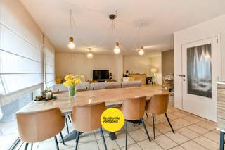 Zeer ruim en lichtrijk duplex appartement gelegen in het centrum van Gistel op wandelafstand van alle winkels, scholen en openbaar vervoer...