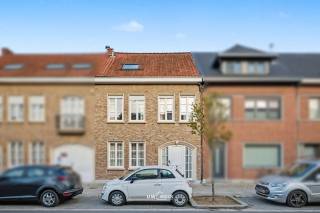 Op een topligging in centrum Beveren, op slechts 400 meter van de Grote Markt, bevindt zich deze gerenoveerde woning (2020) met 4 slaapkamers en een EPC C (212) – net geen label B.<br />Je komt binnen in een ruime inkomhal met handige berging, die doorloopt naar de gezellige leefruimte. Achteraan bevindt zich de vernieuwde, volledig geïnstalleerde keuken (2020) met plaats voor een ontbijthoek.<br />Verder vind je op het gelijkvloers nog een badkamer en een kelder voor extra opslagruimte.<br />Op de eerste verdieping bevinden zich drie ruime slaapkamers, een apart toilet en een wasruimte. Van hieruit heb je ook toegang tot het ruime dakterras.<br />Via een vaste trap bereik je de afgewerkte zolder, die perfect kan dienen als vierde slaapkamer, hobbyruimte of bureau.<br />Buiten is er nog een gezellige stadskoer, ideaal om te genieten van de buitenlucht met weinig onderhoud.<br />Technische troeven:
• Gerenoveerd in 2020
• EPC C (212) – net geen B
• Verwarming met condensatieketel op gas (2020)
• Elektriciteit conform tot 2046
• 4 slaapkamers
• Ruim dakterras<br />Een ideale woning voor wie centraal wil wonen met veel ruimte en comfort.<br />Op zoek naar een ruime woning met aparte woonunit op een uitzonderlijke ligging?
Contacteer ons via 052 46 38 03 voor meer informatie of een bezoek.