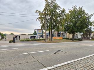 Ben je op zoek naar de ideale opslag of werkplaats? Zoek niet verder! Deze loods van maar liefst 1000 m² te Gentse Steenweg 535, 9420 Erpe-Mere heeft wat je zoekt. Naast de opslag of werkplaats zijn er ook nog twee kantoorruimtes inbegrepen in de huurprijs. Perfect om administratie en werk te combineren. <br /><br />Indeling hoofdgebouw:<br />- Inkomhal<br />- 2 kantoorruimtes met airco en één met kitchenette<br />- Gezamenlijke toiletten<br /><br />De opslag of werkplaats heeft een bruikbare oppervlakte van 1000 m² met achteraan het pand nog extra opslagplaats. Er is een spuitcabine aanwezig die eventueel ook als opslag kan dienen. Er is een ruime parking voor de loods voorzien. <br /><br />Het pand heeft een zeer goede ligging op de N9 in Erpe-Mere. Qua visibiliteit is deze ligging uitstekend en ook qua bereikbaarheid. Zowel de op-en afritten van de E40 in Erpe-Mere en Wetteren zijn slechts op enkele minuten gelegen van het pand. Dit zorgt ervoor dat ook grote bedrijven de ideale uitvalsbasis hebben voor vertrekkende en aankomende leveringen. <br /><br />Mis deze kans niet en vraag vandaag nog uw bezoek aan!<br /><br />Bij Albert kom je thuis